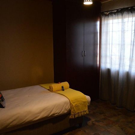 Esmarline Lodge Brits Ngoại thất bức ảnh