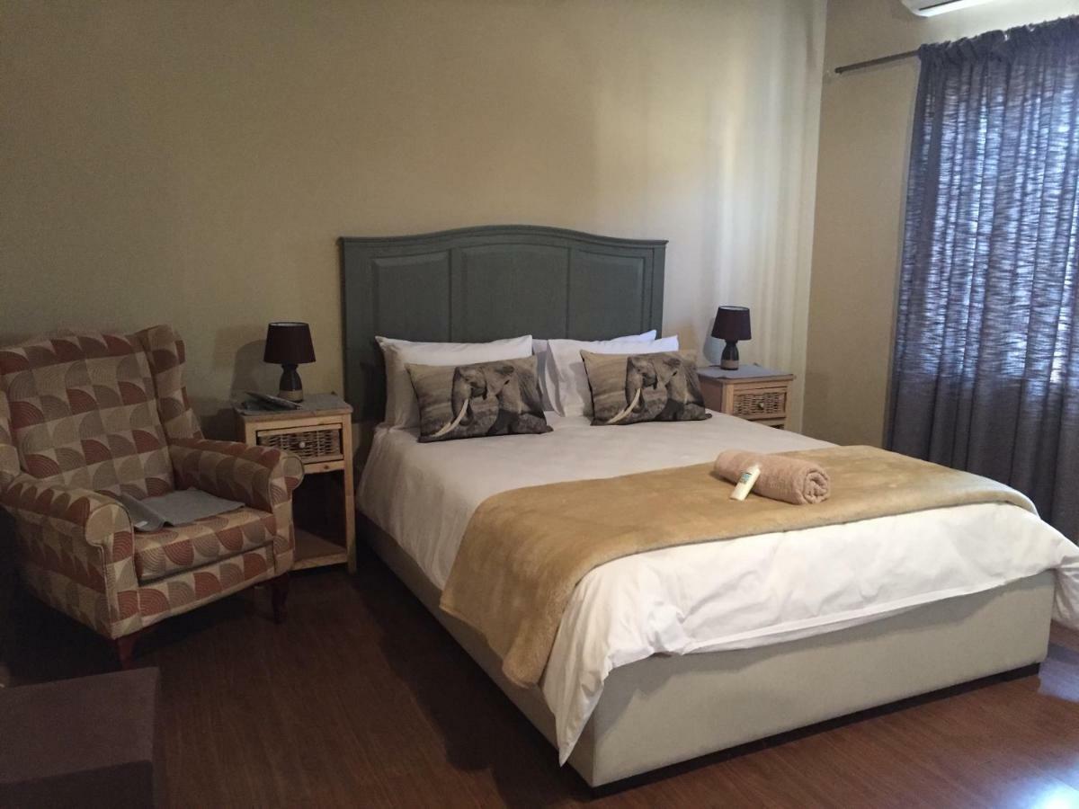 Esmarline Lodge Brits Ngoại thất bức ảnh