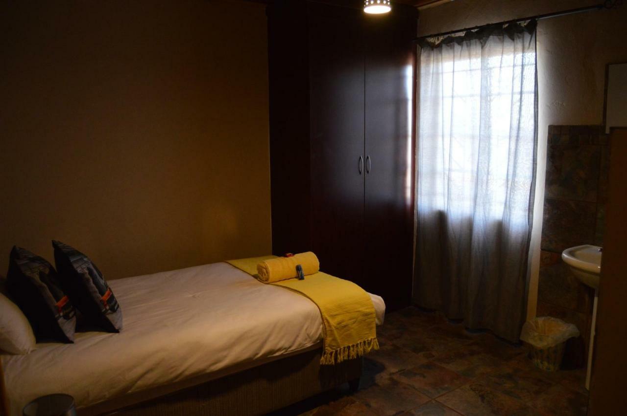 Esmarline Lodge Brits Ngoại thất bức ảnh